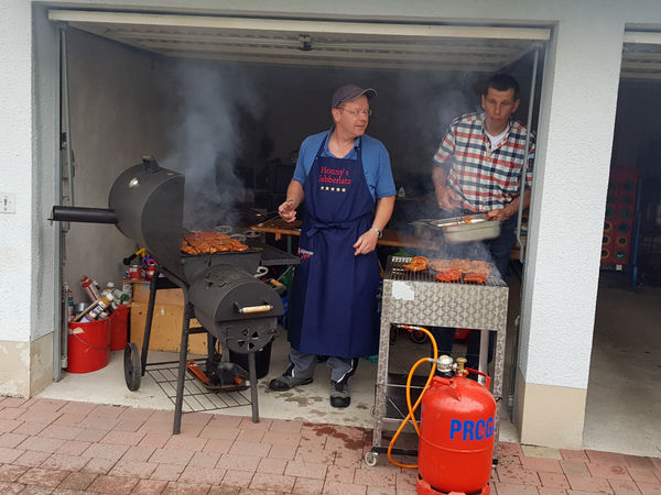 Bei leichtem Regen wurde einfach improvisiert: Grillen in der Garage